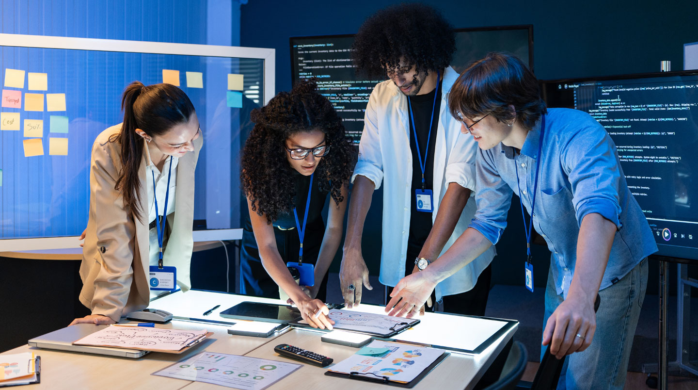 Équipe IT en réunion stratégique discutant d'architecture infrastructure et de solutions edge computing